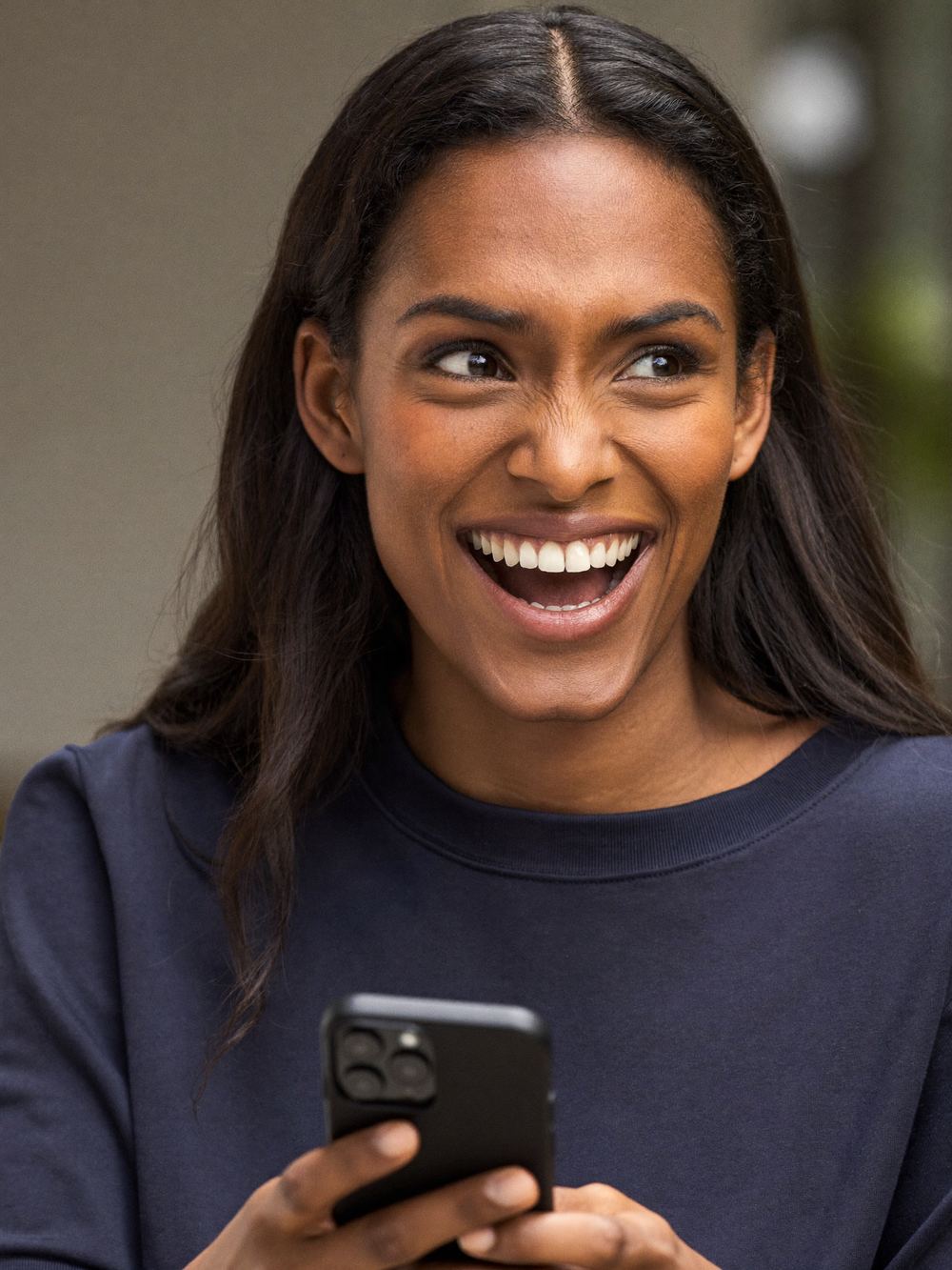 Cliente feliz recebendo o resultado da consulta no WhatsApp